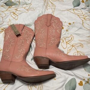 Brand New Dingo Women's Peach Heeled Western Boots